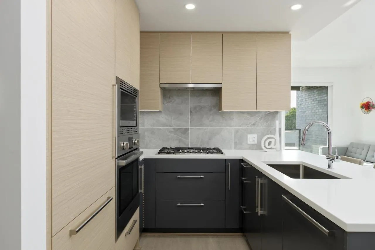 Cozy 2-Bedroom Condo In Vancouver Canada
